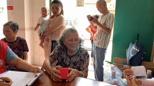 智慧养老·助力幸福 石井社区配备智能手表(图2) 智慧养老·助力幸福 石井社区配备智能手表(图2)